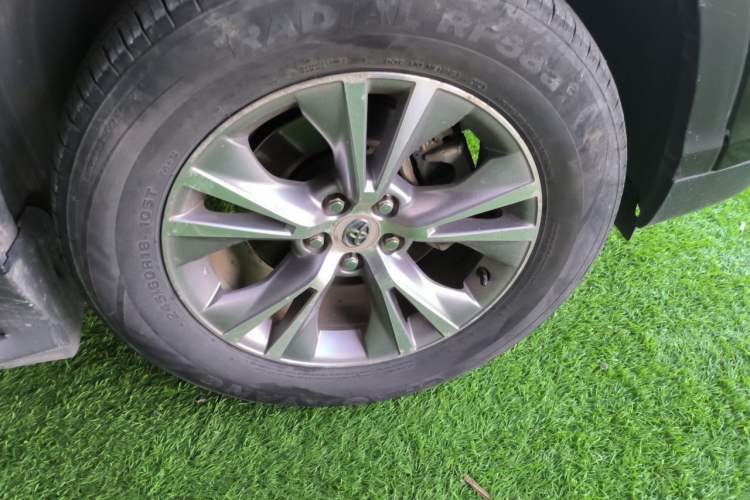 Used Toyota Highlander 2015 2.0T Two-Wheel Drive Elite Edition 7 Seats Right Front Wheel Hub