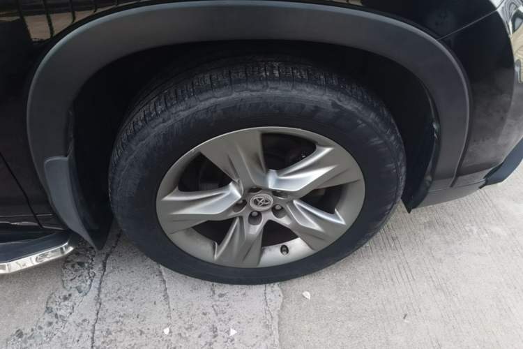 Used Toyota Highlander 2015 2.0T Four-Wheel Drive Luxury Edition 7-Seater Right Front Wheel Hub