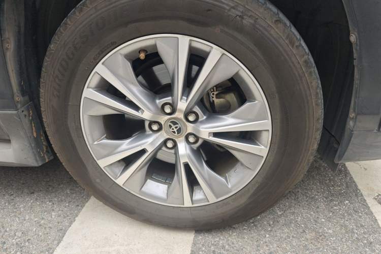 Used Toyota Highlander 2015 2.0T Four-Wheel Drive Elite Edition 7-Seater Right Front Wheel Hub