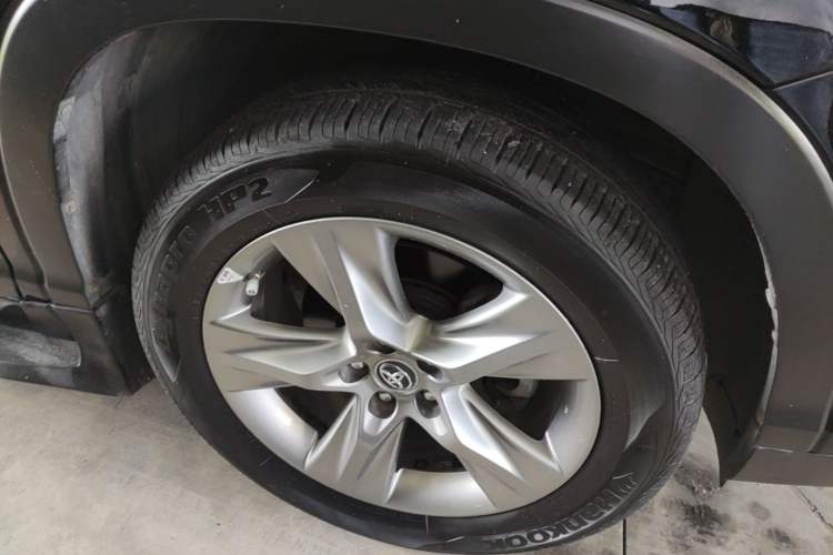 Used Toyota Highlander 2015 2.0T Four-Wheel Drive Luxury Edition 7-Seater Right Front Wheel Hub
