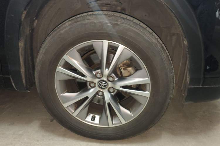 Used Toyota Highlander 2015 2.0T Two-Wheel Drive Elite Edition 7 Seats Right Front Wheel Hub