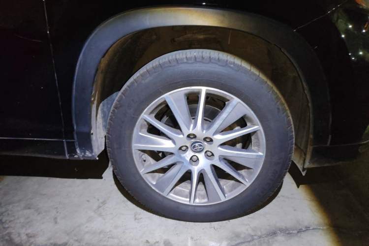 Used Toyota Highlander 2015 3.5L 4x4 Ultimate Edition 7-Seater Right Front Wheel Hub