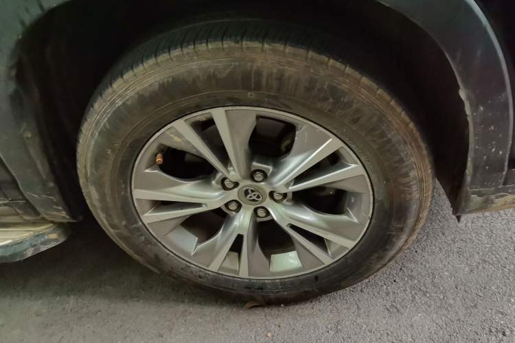 Used Toyota Highlander 2015 2.0T Four-Wheel Drive Elite Edition 7-Seater Right Front Wheel Hub