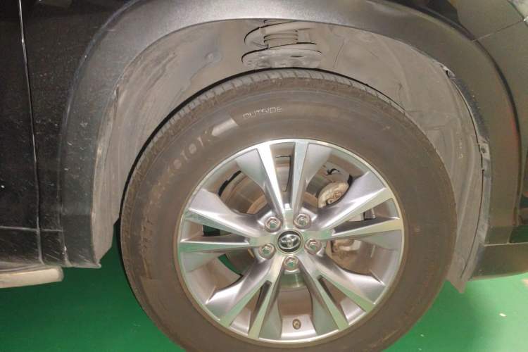 Used Toyota Highlander 2015 2.0T Four-Wheel Drive Elite Edition 7-Seater Right Front Wheel Hub