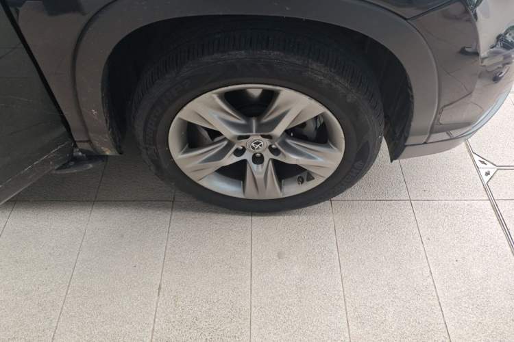 Used Toyota Highlander 2015 2.0T Four-Wheel Drive Luxury Edition 7-Seater Right Front Wheel Hub
