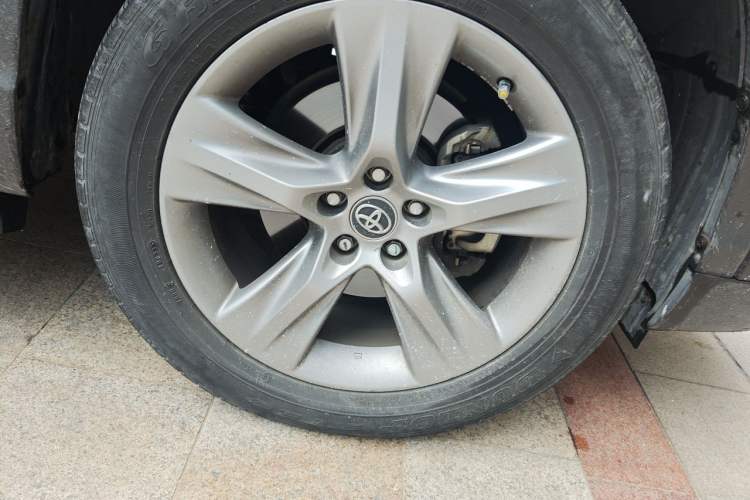 Used Toyota Highlander 2015 2.0T Four-Wheel Drive Luxury Edition 7-Seater Right Front Wheel Hub