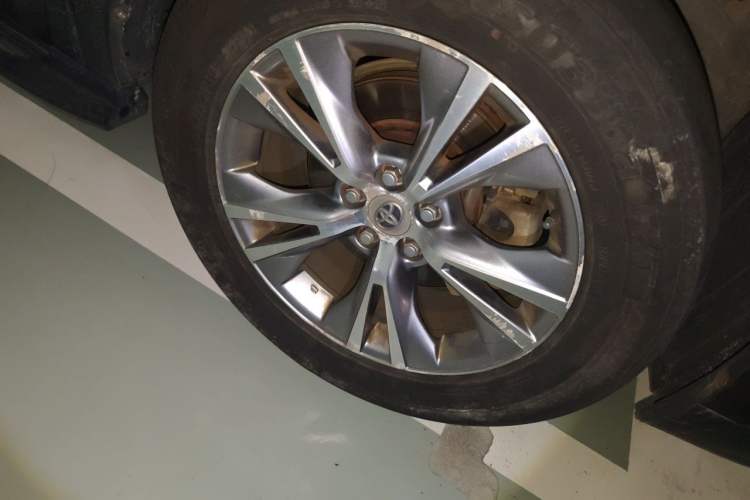 Used Toyota Highlander 2015 2.0T Two-Wheel Drive Elite Edition 5 Seats Right Front Wheel Hub