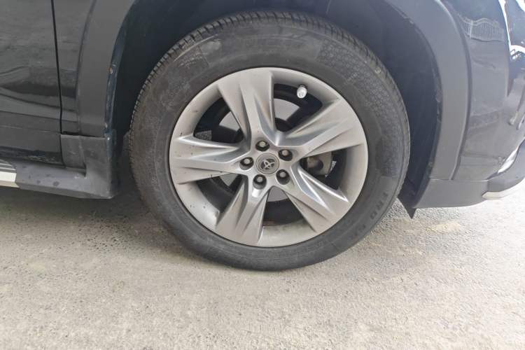 Used Toyota Highlander 2015 2.0T Four-Wheel Drive Luxury Edition 7-Seater Right Front Wheel Hub