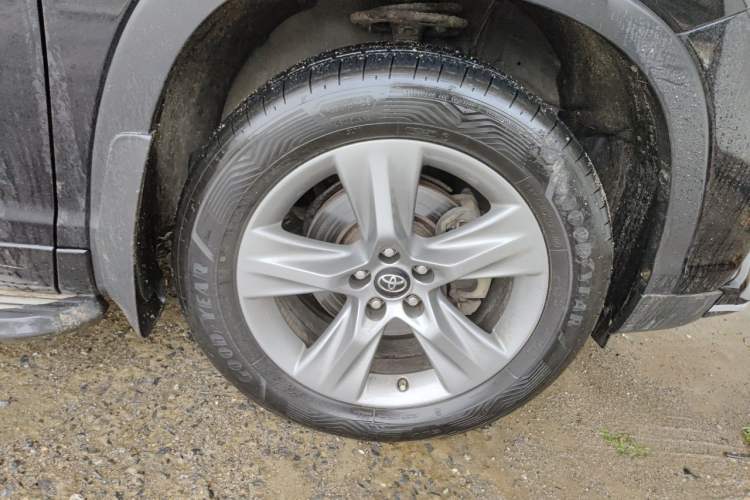 Used Toyota Highlander 2015 2.0T Four-Wheel Drive Luxury Edition 7-Seater Right Front Wheel Hub