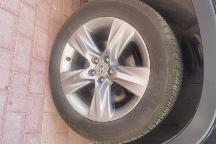 Used Toyota Highlander 2015 2.0T Four-Wheel Drive Luxury Edition 7-Seater Right Front Wheel Hub