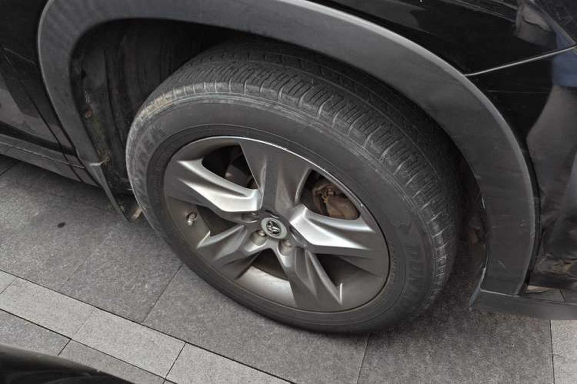 Used Toyota Highlander 2015 2.0T Two-Wheel Drive Luxury Edition 7 Seats Right Front Wheel Hub