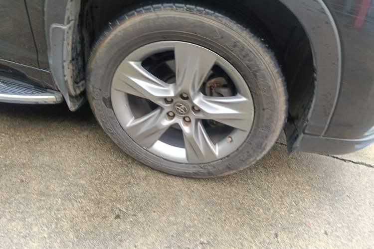Used Toyota Highlander 2015 2.0T Four-Wheel Drive Luxury Edition 7-Seater Right Front Wheel Hub