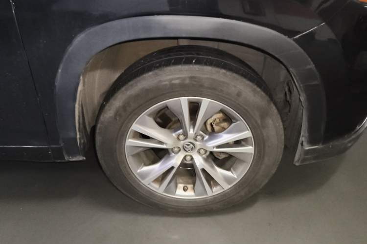 Used Toyota Highlander 2015 2.0T Two-Wheel Drive Elite Edition 5 Seats Right Front Wheel Hub