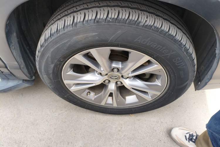 Used Toyota Highlander 2015 2.0T Four-Wheel Drive Elite Edition 7-Seater Right Front Wheel Hub