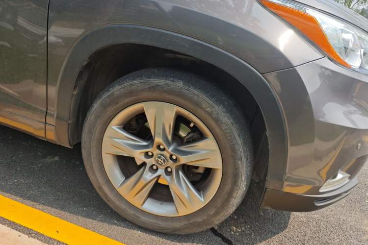 Used Toyota Highlander 2015 2.0T Four-Wheel Drive Luxury Edition 7-Seater Right Front Wheel Hub