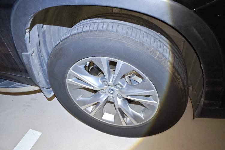 Used Toyota Highlander 2015 2.0T Two-Wheel Drive Elite Edition 7 Seats Right Front Wheel Hub