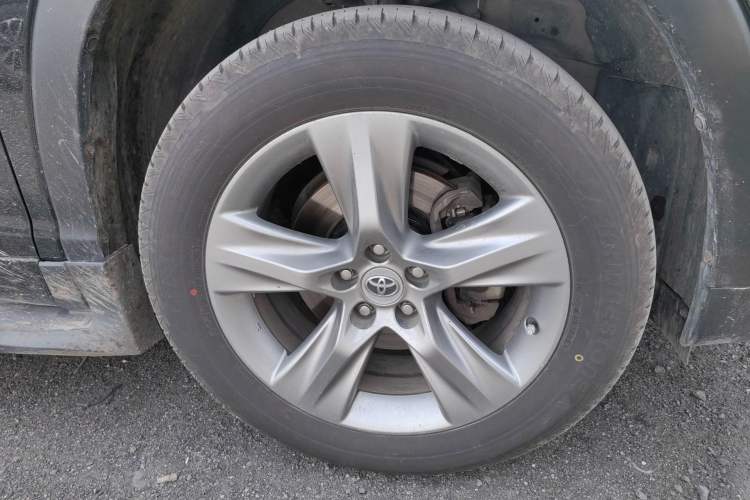 Used Toyota Highlander 2015 2.0T Four-Wheel Drive Luxury Edition 7-Seater Right Front Wheel Hub