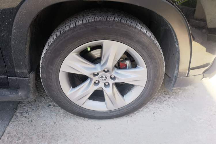 Used Toyota Highlander 2015 2.0T Four-Wheel Drive Luxury Edition 7-Seater Right Front Wheel Hub