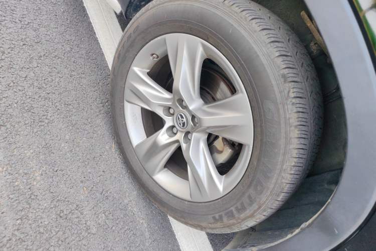 Used Toyota Highlander 2015 2.0T Four-Wheel Drive Ultimate Edition 7-Seater Right Front Wheel Hub