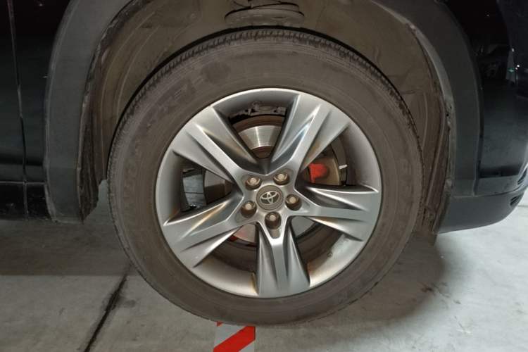Used Toyota Highlander 2015 2.0T Four-Wheel Drive Luxury Edition 7-Seater Right Front Wheel Hub