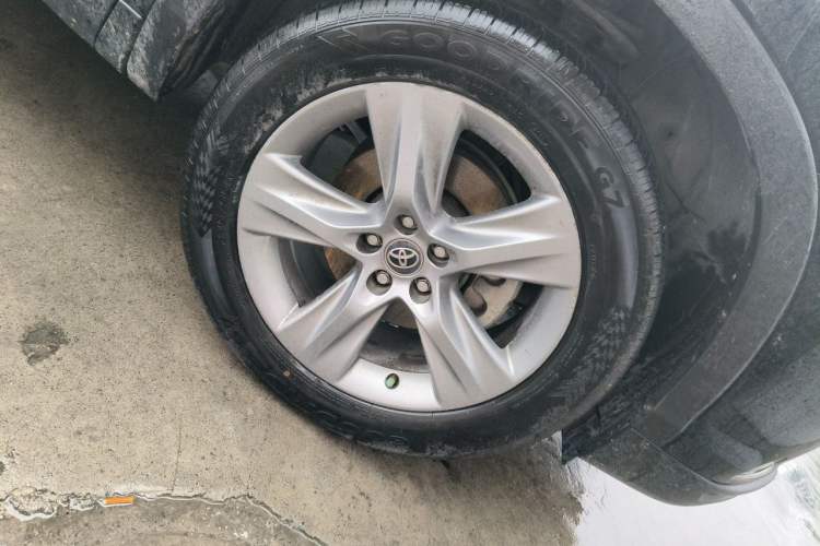 Used Toyota Highlander 2015 2.0T Four-Wheel Drive Luxury Edition 7-Seater Right Front Wheel Hub