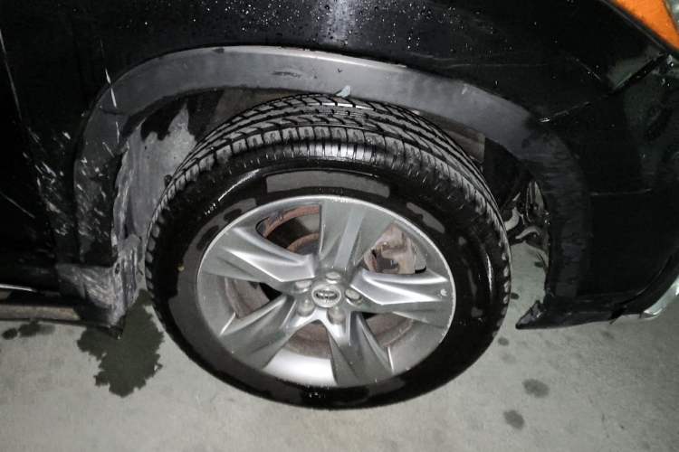 Used Toyota Highlander 2015 2.0T Four-Wheel Drive Luxury Navigation Version with 7 Seats Right Front Wheel Hub