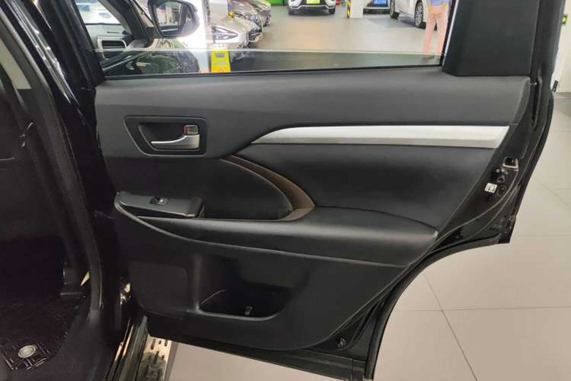 Used Toyota Highlander 2015 2.0T Four-Wheel Drive Luxury Edition 7-Seater Right Rear Door Interior