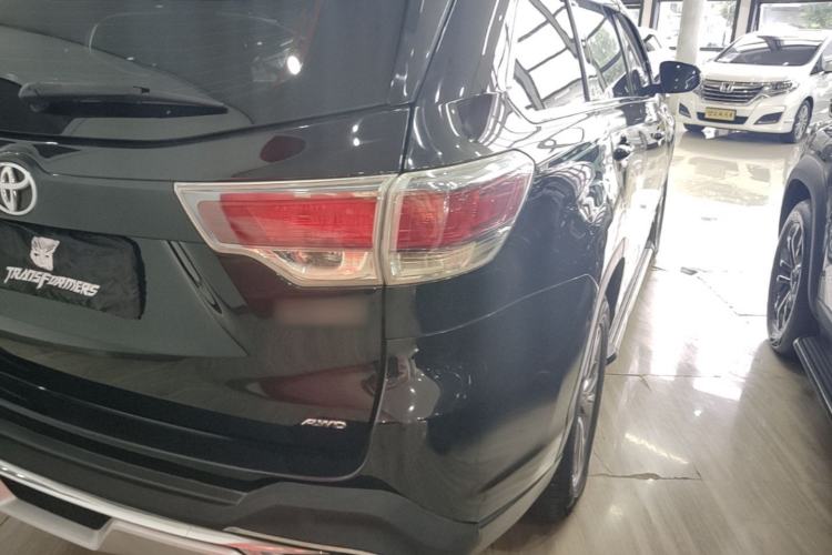 Used Toyota Highlander 2015 2.0T Four-Wheel Drive Elite Edition 7-Seater Right Rear Taillight