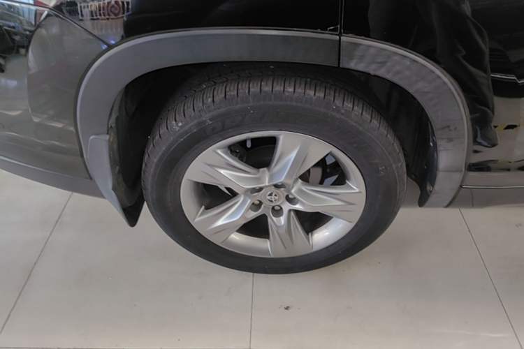 Used Toyota Highlander 2015 2.0T Four-Wheel Drive Luxury Edition 7-Seater Right Rear Wheel Hub