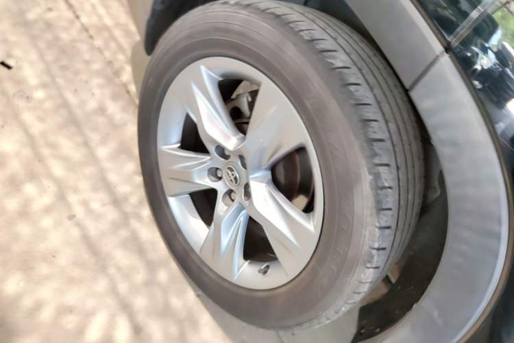 Used Toyota Highlander 2015 2.0T Four-Wheel Drive Ultimate Edition 7-Seater Right Rear Wheel Hub