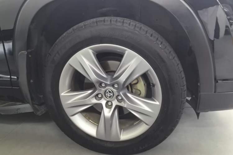 Used Toyota Highlander 2015 2.0T Four-Wheel Drive Luxury Edition 7-Seater Right Rear Wheel Hub