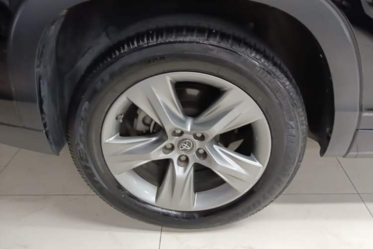 Used Toyota Highlander 2015 2.0T Four-Wheel Drive Luxury Edition 7-Seater Right Rear Wheel Hub