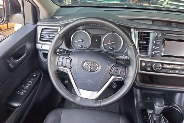 Used Toyota Highlander 2015 2.0T Two-Wheel Drive Luxury Edition 7 Seats Steering Wheel