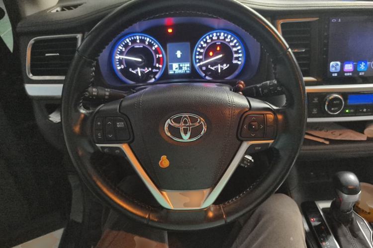 Used Toyota Highlander 2015 2.0T Two-Wheel Drive Luxury Edition 7 Seats Steering Wheel