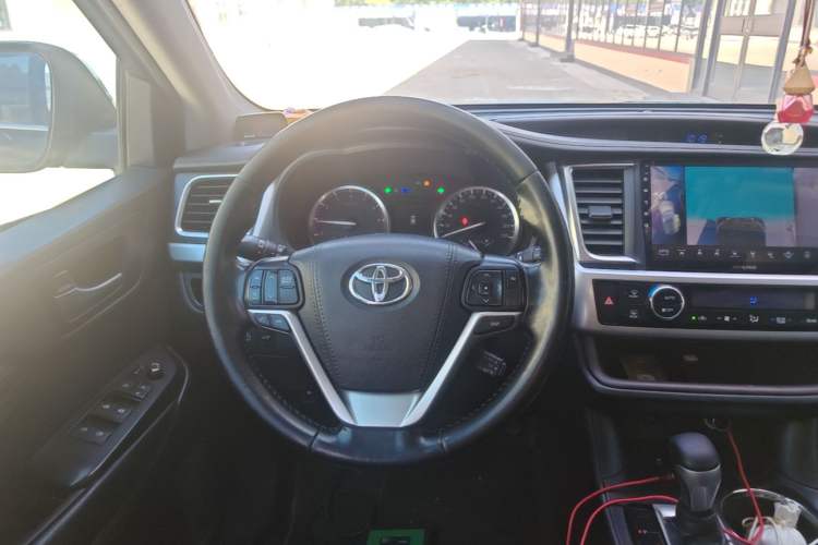 Used Toyota Highlander 2015 2.0T Two-Wheel Drive Luxury Edition 7 Seats Steering Wheel