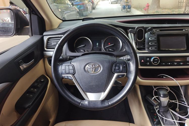 Used Toyota Highlander 2015 2.0T Two-Wheel Drive Luxury Edition 7 Seats Steering Wheel
