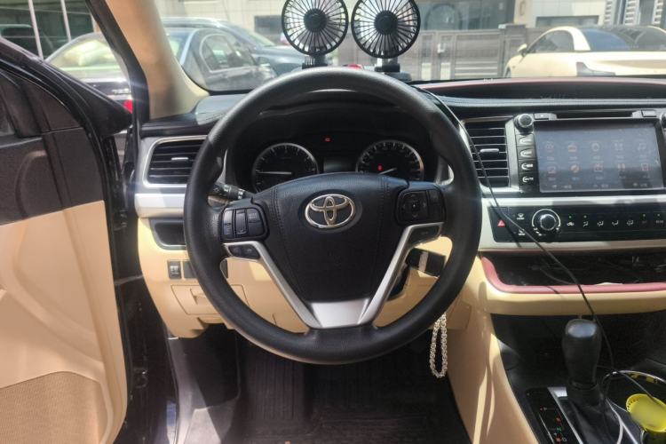 Used Toyota Highlander 2015 2.0T Two-Wheel Drive Elite Edition 7 Seats Steering Wheel