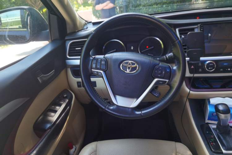Used Toyota Highlander 2015 2.0T Two-Wheel Drive Luxury Edition 7 Seats Steering Wheel
