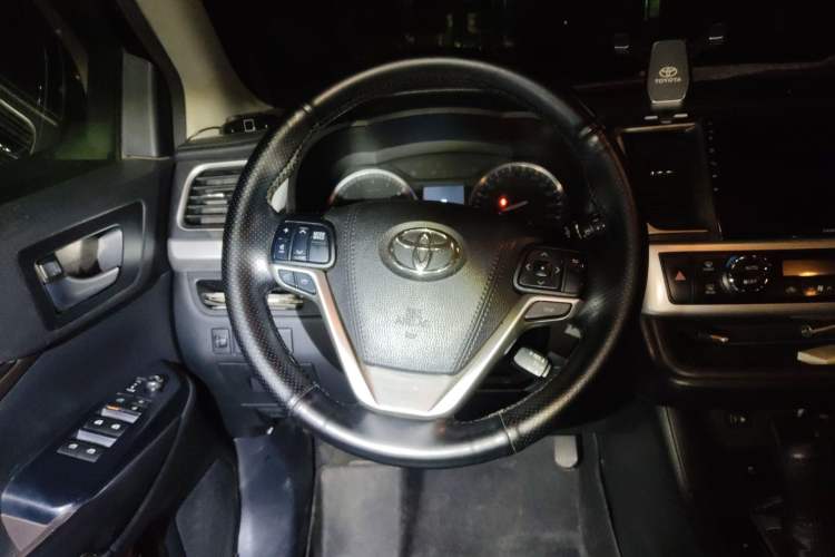 Used Toyota Highlander 2015 2.0T Four-Wheel Drive Luxury Edition 7-Seater Steering Wheel