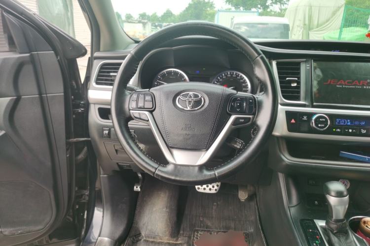 Used Toyota Highlander 2015 2.0T Two-Wheel Drive Luxury Edition 7 Seats Steering Wheel