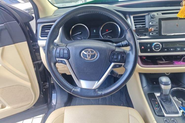 Used Toyota Highlander 2015 2.0T Two-Wheel Drive Luxury Edition 7 Seats Steering Wheel