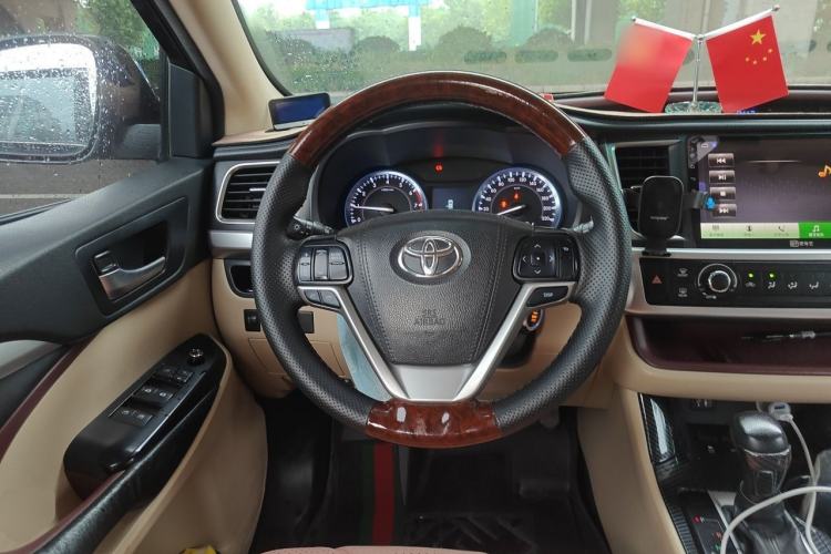 Used Toyota Highlander 2015 2.0T Two-Wheel Drive Elite Edition 7 Seats Steering Wheel