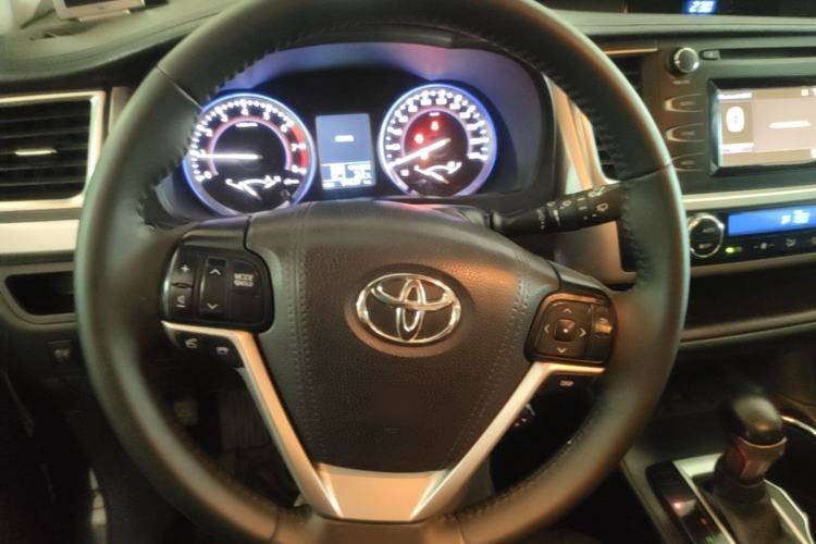 Used Toyota Highlander 2015 2.0T Two-Wheel Drive Luxury Edition 7 Seats Steering Wheel