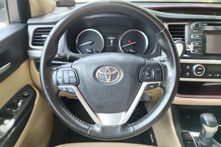 Used Toyota Highlander 2015 2.0T Two-Wheel Drive Luxury Edition 7 Seats Steering Wheel