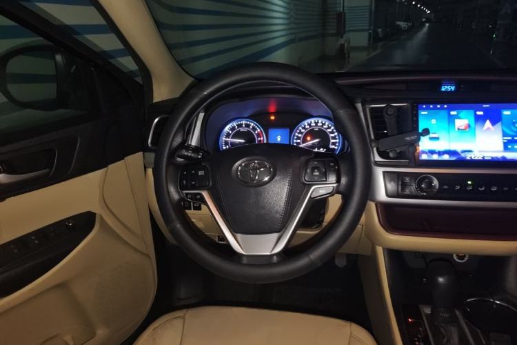Used Toyota Highlander 2015 2.0T Two-Wheel Drive Elite Edition 5 Seats Steering Wheel
