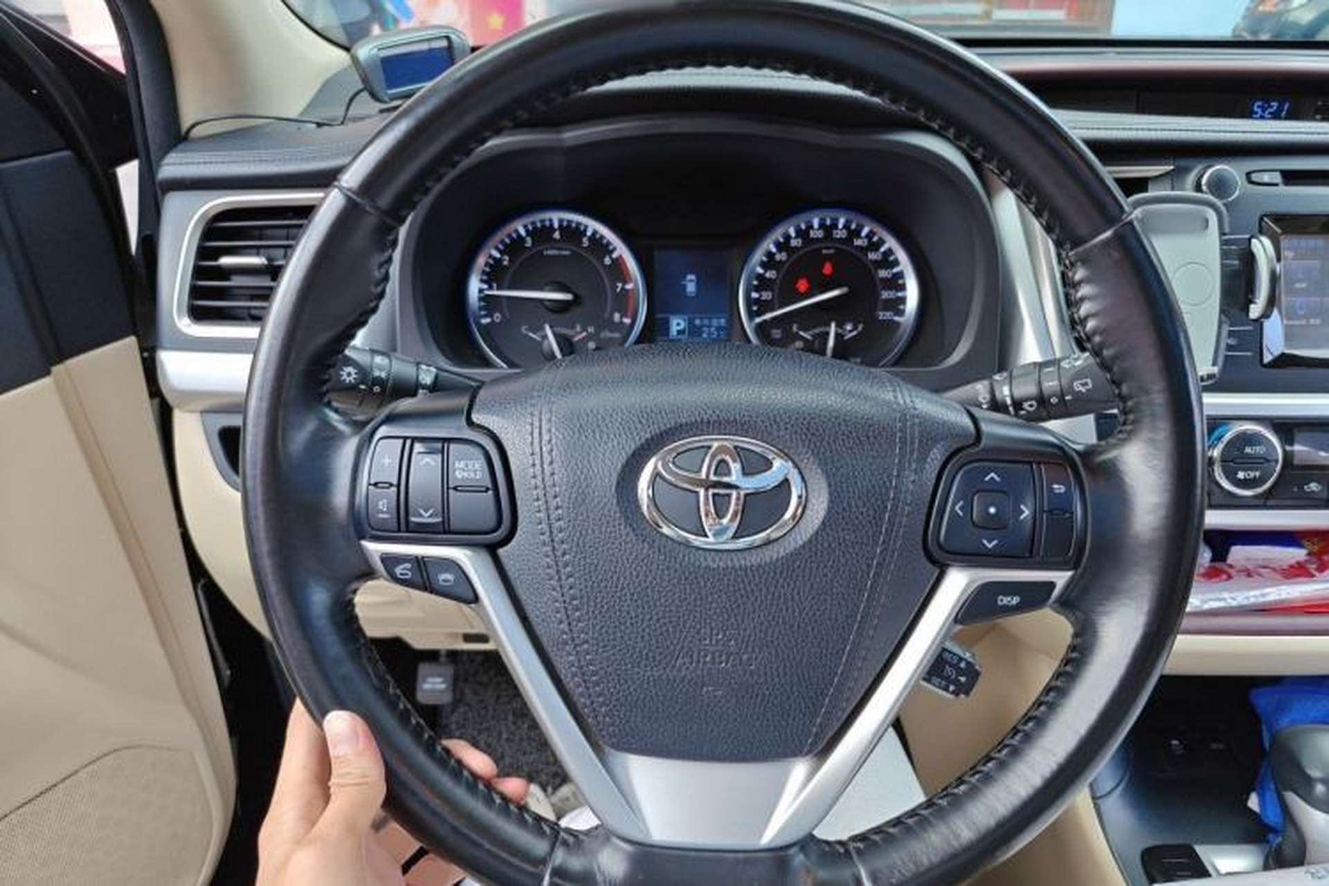 Used Toyota Highlander 2015 2.0T Two-Wheel Drive Luxury Edition 7 Seats Steering Wheel