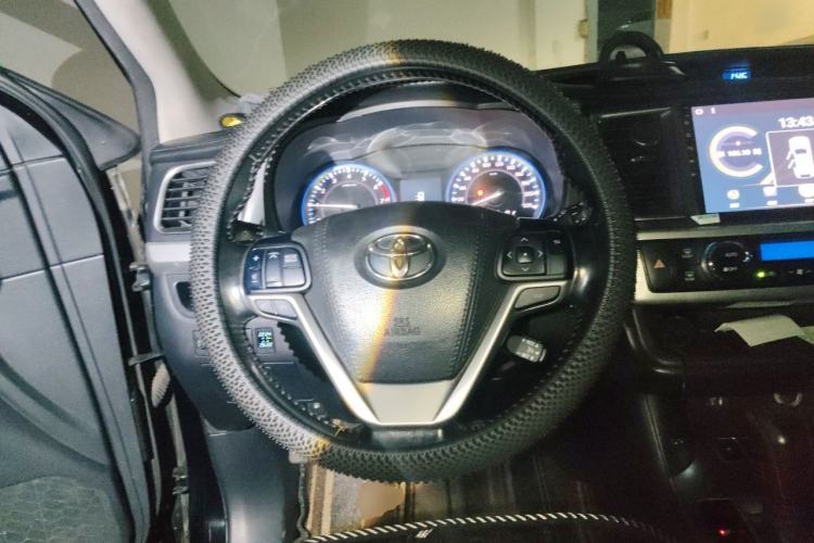 Used Toyota Highlander 2015 2.0T Two-Wheel Drive Luxury Edition 7 Seats Steering Wheel