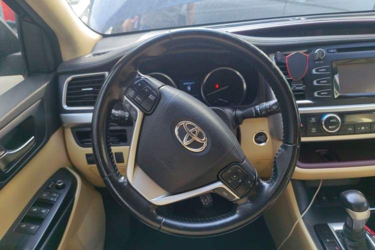 Used Toyota Highlander 2015 2.0T Two-Wheel Drive Luxury Edition 7 Seats Steering Wheel