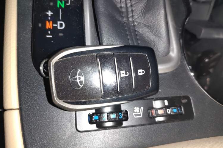 Used Toyota Highlander 2015 2.0T Four-Wheel Drive Ultimate Edition 7-Seater Vehicle Key