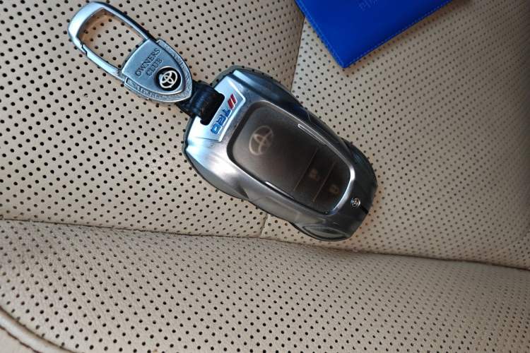 Used Toyota Highlander 2015 2.0T Four-Wheel Drive Luxury Edition 7-Seater Vehicle Key